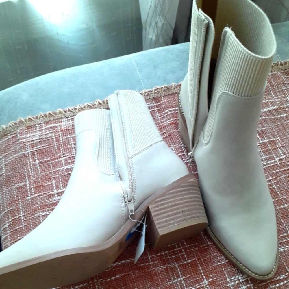 Dolce Vita NEW WITH TAGS cream ankle boots!
